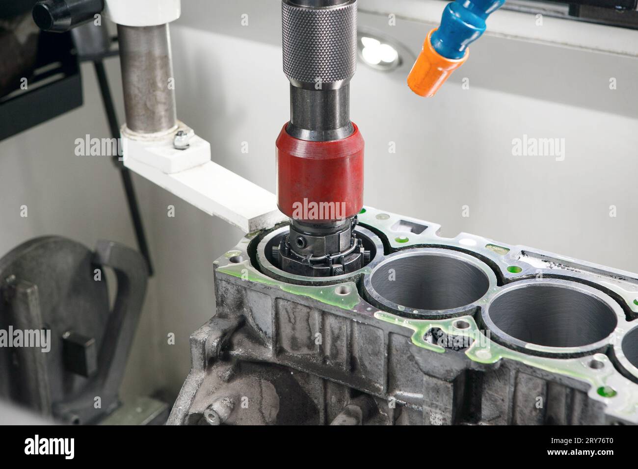 CNC Automatische Zylinder Honmaschine des Motors. Autowerkstatt, Maschine mit computergesteuerter numerischer Steuerung. Stockfoto