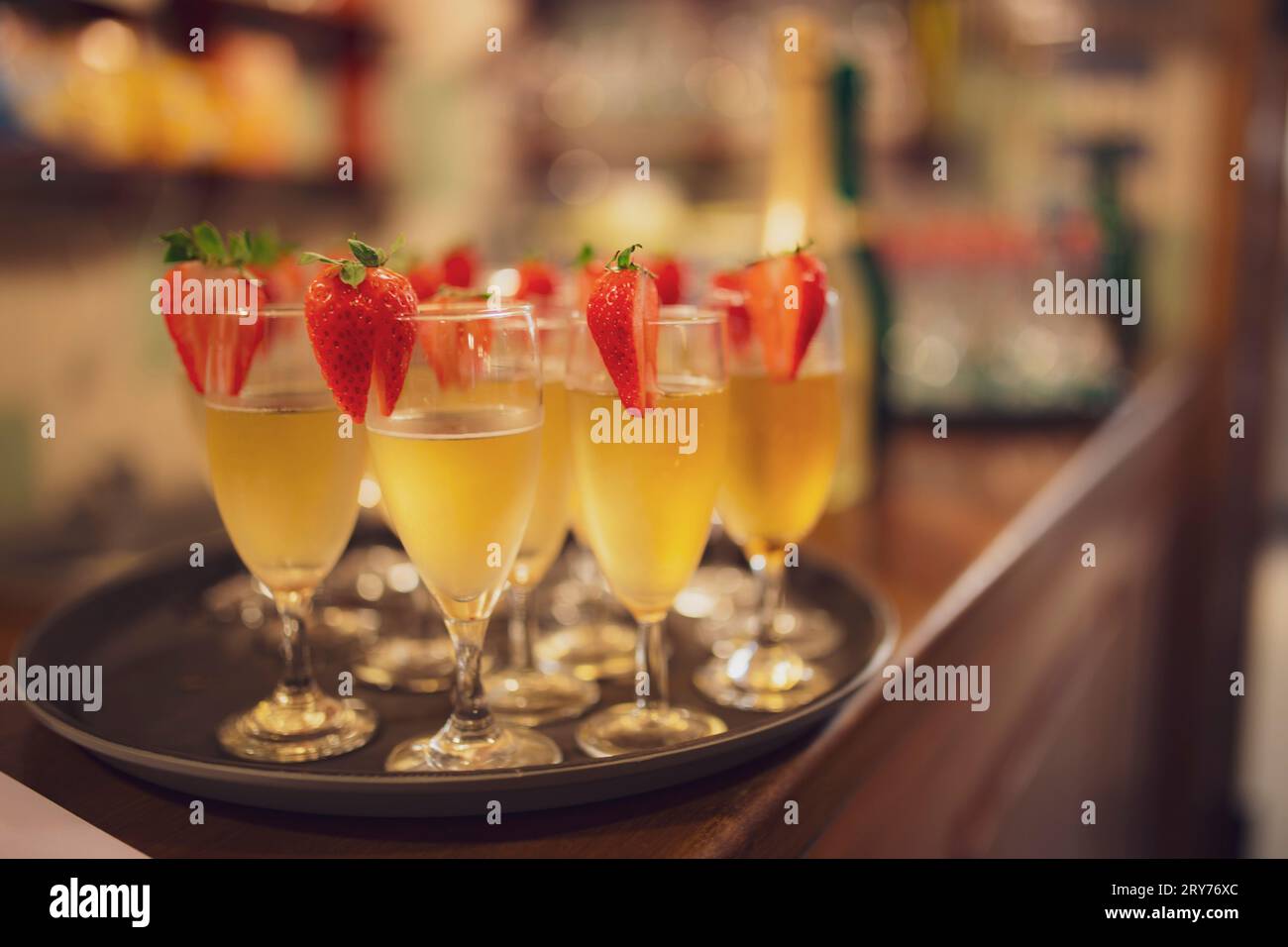 Champagner und erdbeeren -Fotos und -Bildmaterial in hoher Auflösung ...