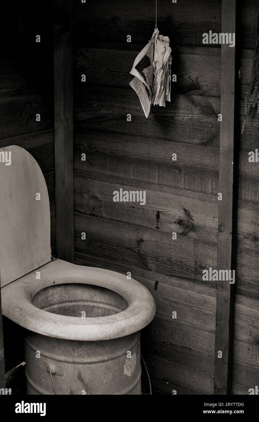 Alte, altmodische chemische Toilette in einer hölzernen Außentoilette Stockfoto