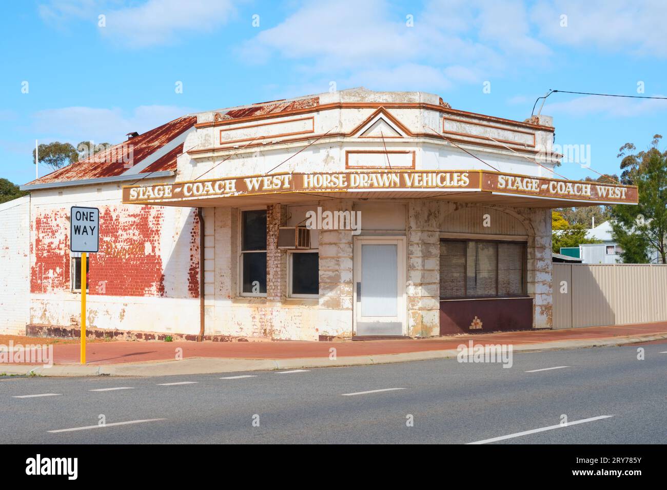 Bühnenwagen West-Gebäude in der Landstadt Pingelly in der Wheatbelt-Region von Western Australia. Ein Beispiel für den Einzelhandel der Jahrhundertwende. Stockfoto