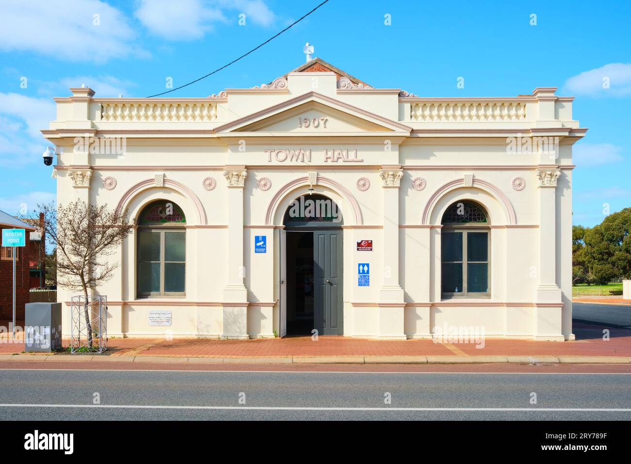 Das historische Pingelly Town Hall in der Landstadt Pingelly in der Region Wheatbelt in Western Australia. Stockfoto