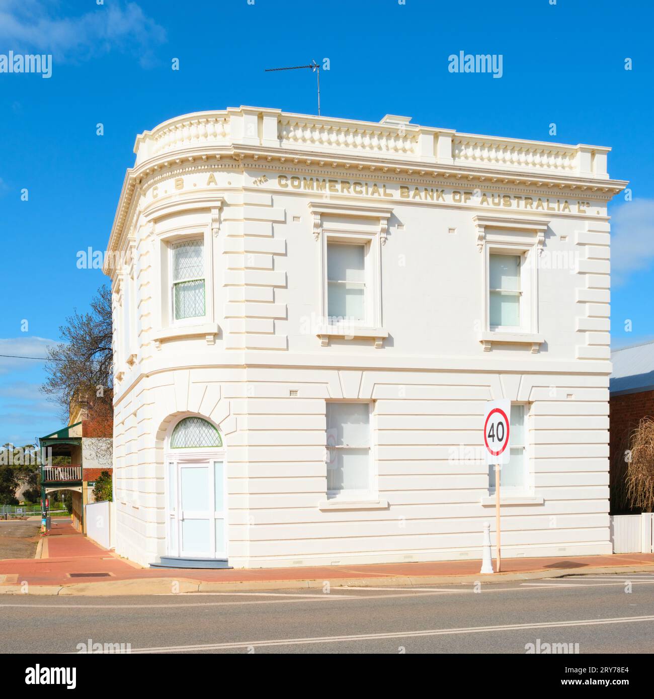 Ein quadratisches Bild des historischen Gebäudes der Commercial Bank of Australia in der Wheatbelt-Stadt Pingelly, Western Australia. Stockfoto