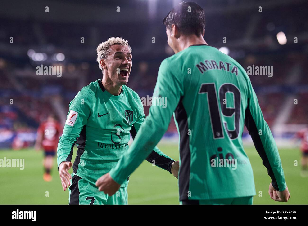 Antoine Griezmann von Atletico Madrid feiert mit seinem Teamkollegen Alvaro Morata, nachdem er das erste Tor des Teams während des LaLiga EA Sports Match Wette erzielt hat Stockfoto