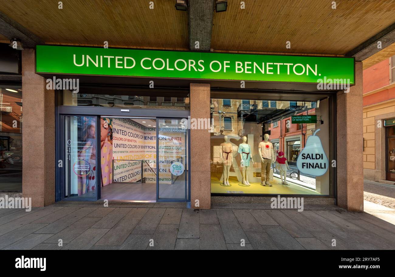Alba, Italien - 20. August 2023: Bekleidungsgeschäft United Colors of Benetton in der Main Street Via Vittorio Emanuele. Stockfoto