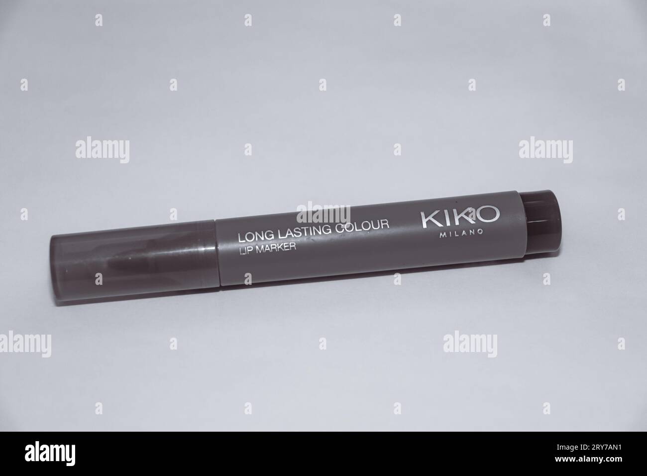 Schwarz-weißer Lippenmarker mit langer Lebensdauer von Kiko Milano, einer italienischen Kosmetikmarke, die auf weißem Hintergrund isoliert ist Stockfoto
