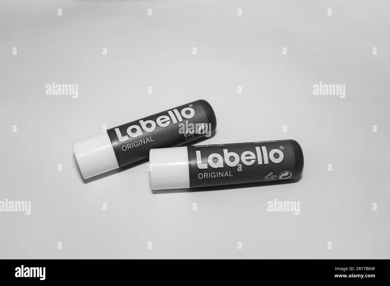Zwei schwarz-weiße Labello Original feuchtigkeitsspendende Lippenbalsam Sticks isoliert auf weißem Hintergrund Stockfoto