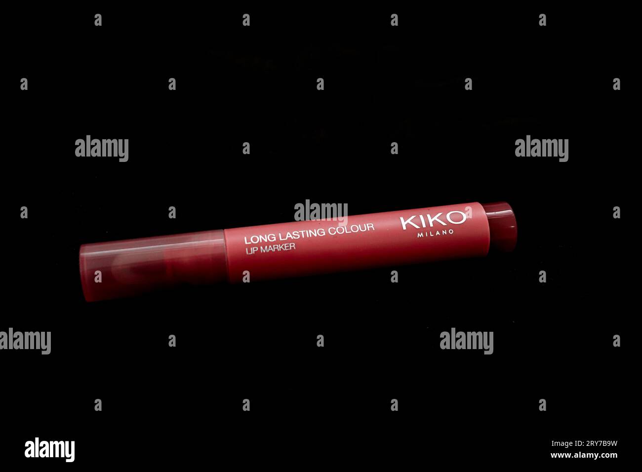 Long-lasting Colour Lip Marker von Kiko Milano, einer italienischen Kosmetikmarke, isoliert auf schwarzem Hintergrund Stockfoto