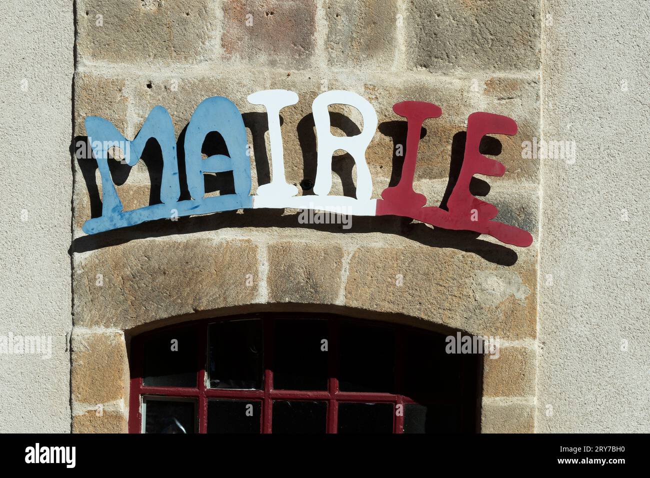 Französische Rathaus (Mairie) in einem Dorf, Puy de Dome, Auvergne Rhône-Alpes, Frankreich Stockfoto