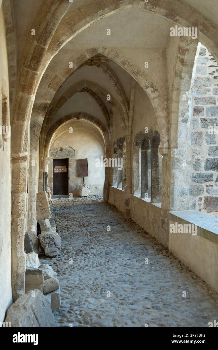 Region Combrailles. Dorf Menat, Kreuzgang der Benediktinerabtei, Département Puy de Dôme, Auvergne-Rhône-Alpes, Frankreich Stockfoto