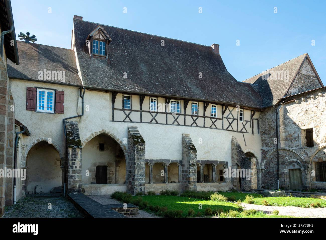Region Combrailles. Dorf Menat, Kreuzgang der Benediktinerabtei, Département Puy de Dôme, Auvergne-Rhône-Alpes, Frankreich Stockfoto