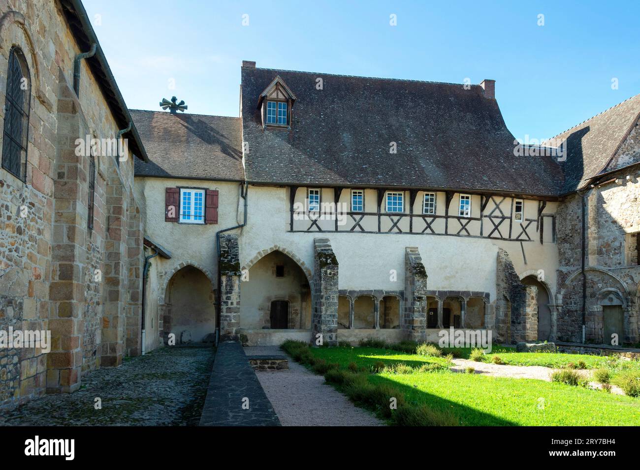 Region Combrailles. Dorf Menat, Kreuzgang der Benediktinerabtei, Département Puy de Dôme, Auvergne-Rhône-Alpes, Frankreich Stockfoto