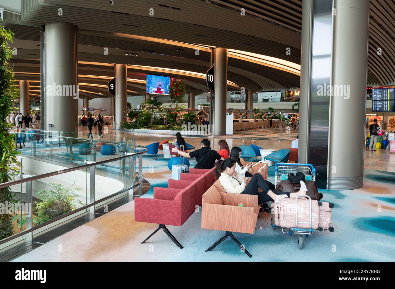 16.07.2023, Singapur, Republik Singapur, Asien - Flugreisende warten in der modernisierten Abflughalle des Terminals 2 am Flughafen Singapur-Changi. Die modernisierte Abflughalle T2 beherbergt jetzt eine FAST-Zone Fast and Seamless Travel mit mehr automatisierten Check-in-Schaltern und Gepaeckabgabeautomaten. *** 16 07 2023, Singapur, Republik Singapur, Asien Flugreisende warten in der modernisierten Abfluglounge von Terminal 2 am Flughafen Singapur Changi. Die modernisierte Abfluglounge T2 beherbergt jetzt eine FAST Zone Fast and Seamless Travel mit automatischeren Check-in-Schaltern und Gepäckausgabe Stockfoto