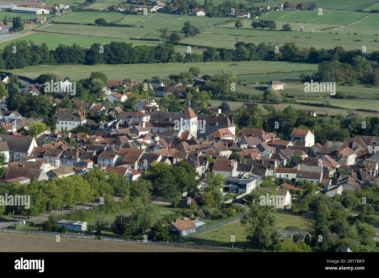 Blick auf das Dorf Ebreuil. Allier-Abteilung. Auvergne-Rhone-Alpes. Frankreich Stockfoto