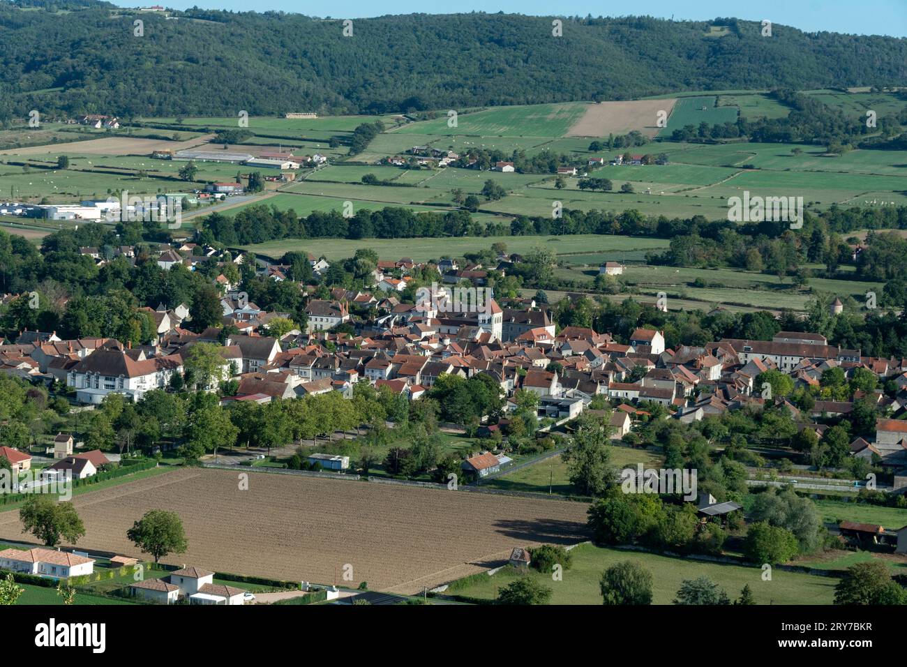 Blick auf das Dorf Ebreuil. Allier-Abteilung. Auvergne-Rhone-Alpes. Frankreich Stockfoto