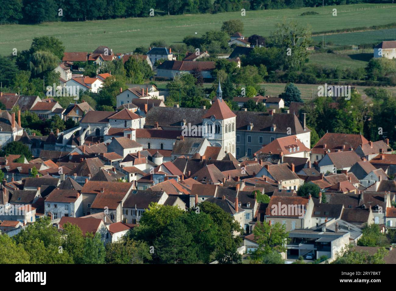 Blick auf das Dorf Ebreuil. Allier-Abteilung. Auvergne-Rhone-Alpes. Frankreich Stockfoto