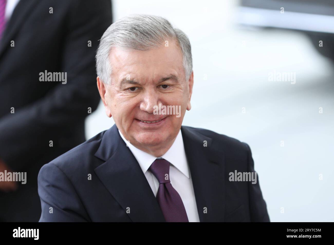 Berlin, Deutschland, 29.09.2023: Der Präsident der Republik Usbekistan im Bundeskanzleramt, wo er vom Bundeskanzler begrüßt wird. Die Staatschefs von fünf Staaten in Zentralasien, nämlich Kasachstan, Kirgistan, Tadschikistan, Turkmenistan und Usbekistan kamen auf Einladung des Bundeskanzlers zu einem Treffen zusammen. *** Berlin, Deutschland, 29 09 2023 der Präsident der Republik Usbekistan im Bundeskanzleramt, wo er vom Bundeskanzler begrüßt wird, trafen sich die Staatsoberhäupter von fünf zentralasiatischen staaten, nämlich Kasachstan, Kirgisistan, Tadschikistan, Turkmenistan und Usbekistan Stockfoto