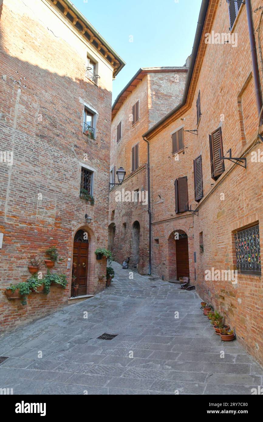 Eine Straße im mittelalterlichen Viertel Torrita di Siena, einem Dorf in der Toskana in Italien. Stockfoto