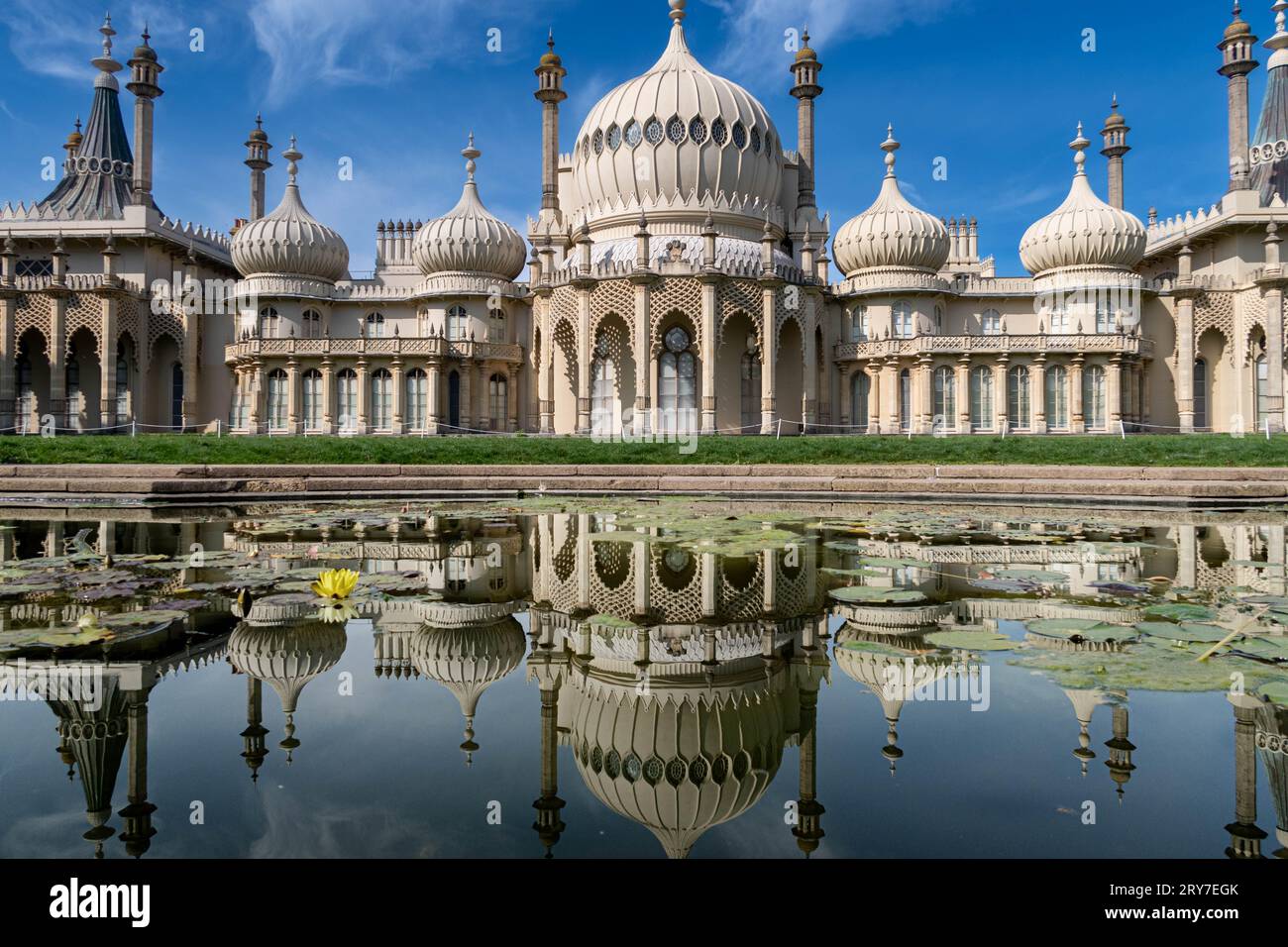 Reflexion des Brighton Royal Pavillons in ruhigem Wasser mit seiner architektonischen Pracht und seinem historischen Charme. Stockfoto
