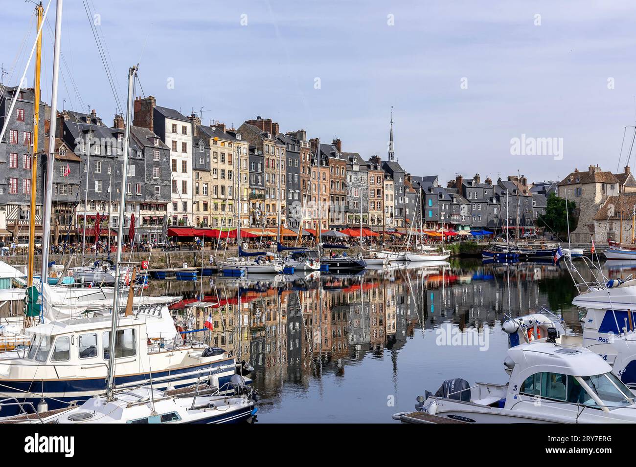 Reflexionen im alten Hafen von Honfleur Stockfoto