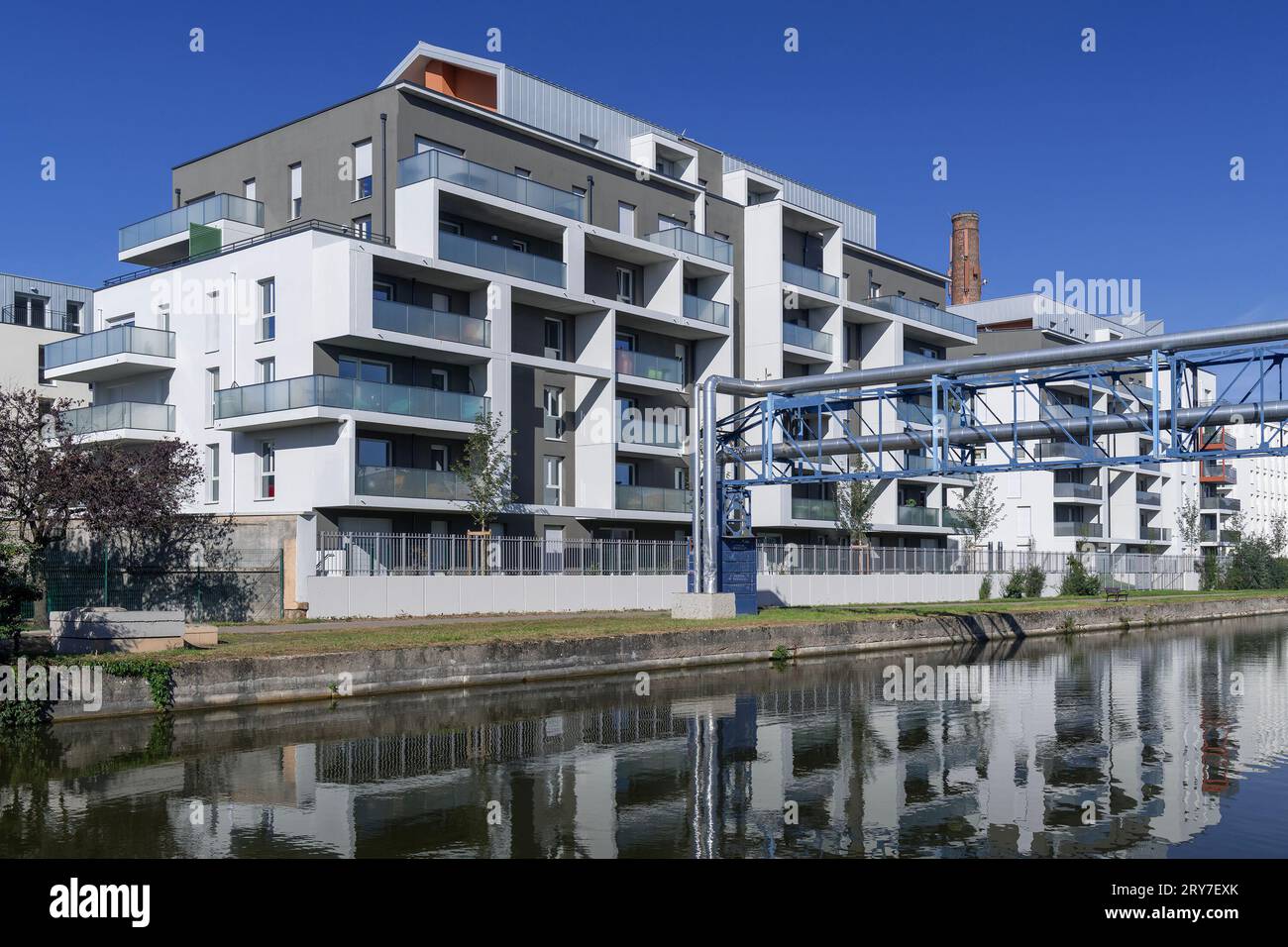 Moderner Wohnkomplex Les Rivages hinter dem Rhein-Marne-Kanal Stockfoto