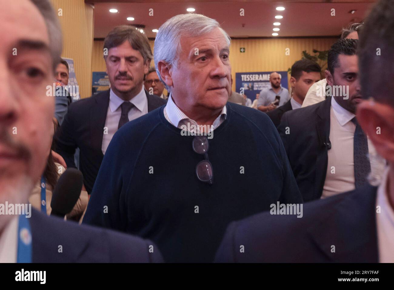 Italien: Berlusconi-Tag, Konvent Forza Italia Antonio Tajani Minister für auswärtige Angelegenheiten und internationale Zusammenarbeit der Italienischen Republik schaut während des Forza Italia-Kongresses in Pestum am 29. September 2023 zu. DSCF8644 Copyright: XAntonioxBalascox Credit: Imago/Alamy Live News Stockfoto