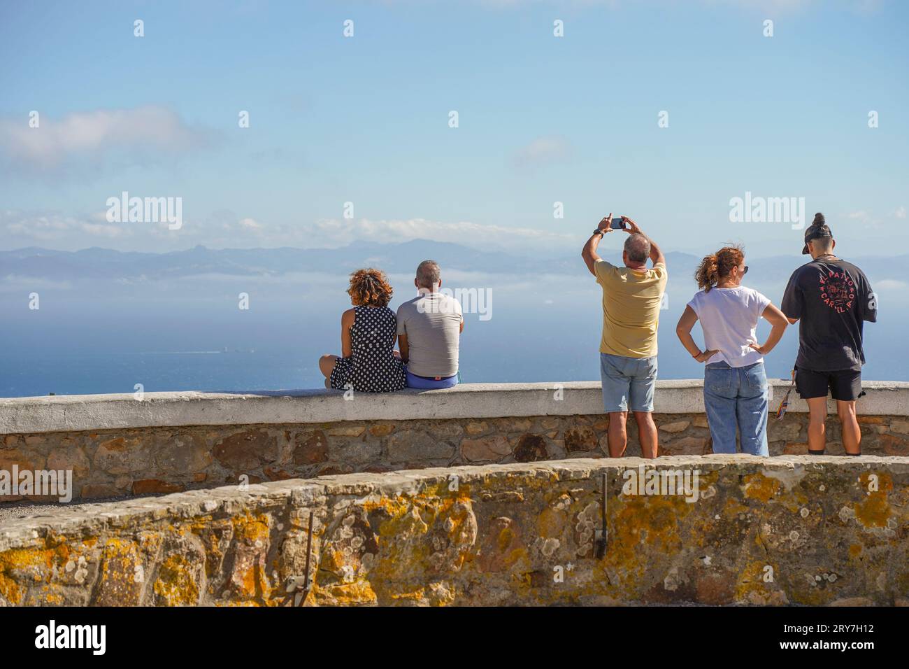 Die Leute aus dem Blickpunkt, mirador, die Meerenge von Gibraltar. Auf dem spanischen Festland, mit Morrocco. Andalusien, Spanien. Stockfoto