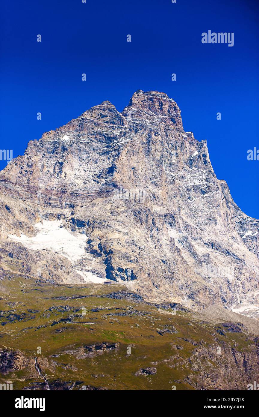 Italienische Alpen Schönheit: Unvergessliche Sommerszenen in Breuil Cervinia mit Blick auf den Motheroon Mountain Stockfoto