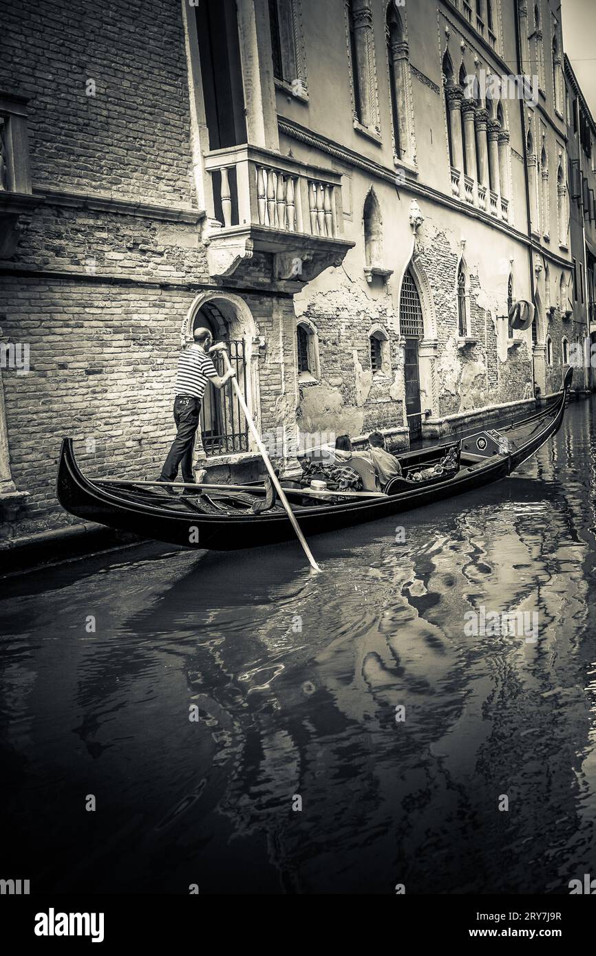Halten Sie den Charme Venedigs fest: Schwarzweiß-Stadtbild-Foto, ideal für Flitterwochen-Erinnerungen und Hochzeitsdekor Stockfoto