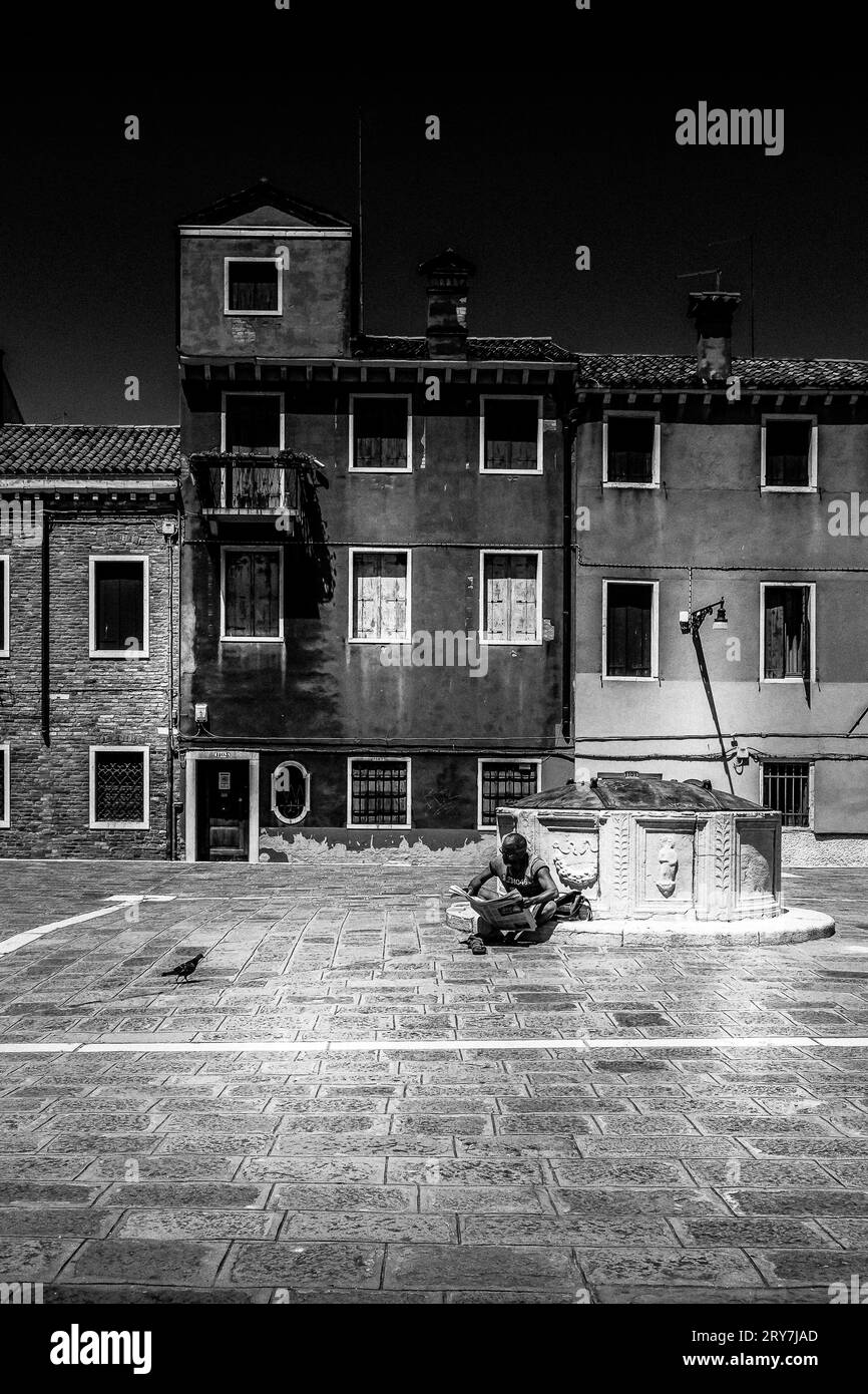 Venedig Italien in Monochrom: Traumhafte Stadtlandschaft für unvergessliche Flitterwochen- oder Hochzeitsgeschenke Stockfoto