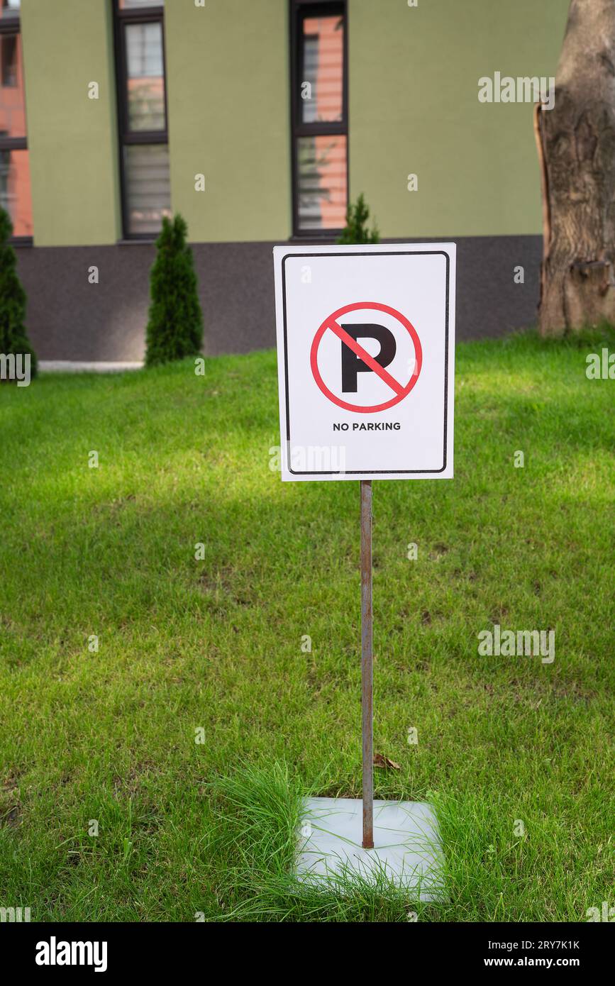 Kein Parkschild auf dem grünen Rasenständer in der Nähe des Hauses Stockfoto