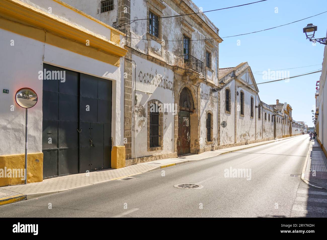 Außengebäude und Lagerhäuser von Bodegas, El Puerto de Santa Maria, Provinz Cadiz, Andalusien, Spanien. Stockfoto