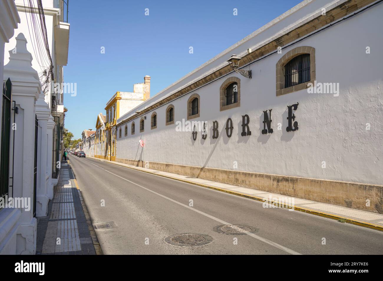 Außengebäude und Lagerhäuser Osborne Bodegas, El Puerto de Santa Maria, Provinz Cadiz, Andalusien, Spanien. Stockfoto