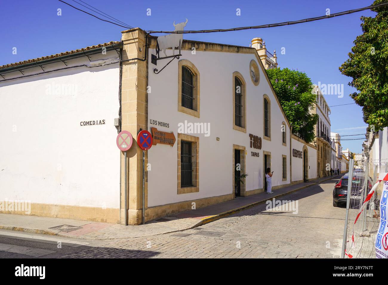 Außengebäude und Lagerhäuser Osborne Bodegas, El Puerto de Santa Maria, Provinz Cadiz, Andalusien, Spanien. Stockfoto