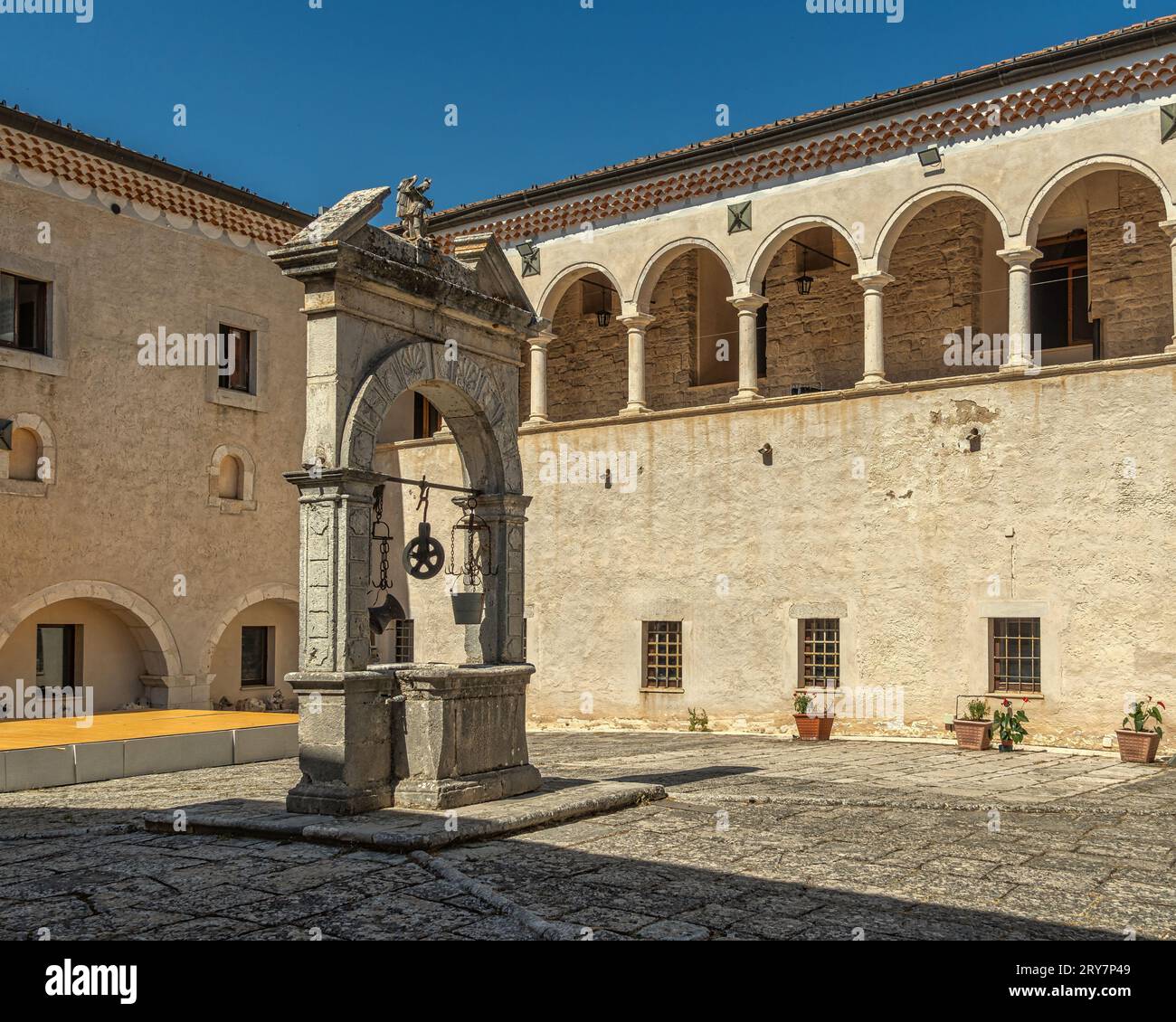 Der Kreuzgang, die Loggia aus dem 16. Jahrhundert und der mittelalterliche Platz mit dem monumentalen Brunnen im Heiligtum des Apostels San Matteo. Apulien Stockfoto
