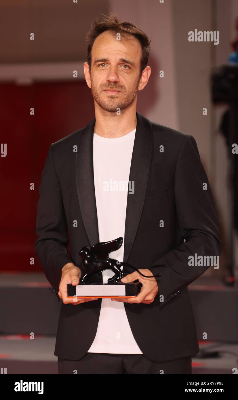 VENEDIG, ITALIEN - SEPTEMBER 09: Erenik Beqiri posiert mit dem Best Short Film Award für den Film „A Short Trip“ beim 80. Filmfestival in Venedig Stockfoto