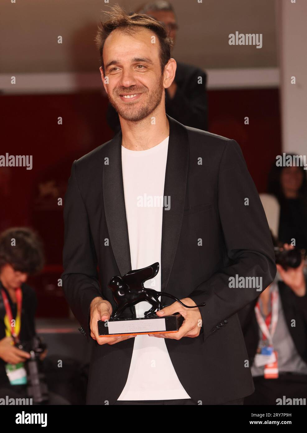 VENEDIG, ITALIEN - SEPTEMBER 09: Erenik Beqiri posiert mit dem Best Short Film Award für den Film „A Short Trip“ beim 80. Filmfestival in Venedig Stockfoto