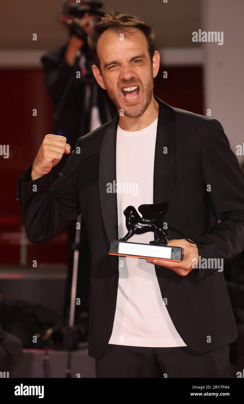 VENEDIG, ITALIEN - SEPTEMBER 09: Erenik Beqiri posiert mit dem Best Short Film Award für den Film „A Short Trip“ beim 80. Filmfestival in Venedig Stockfoto
