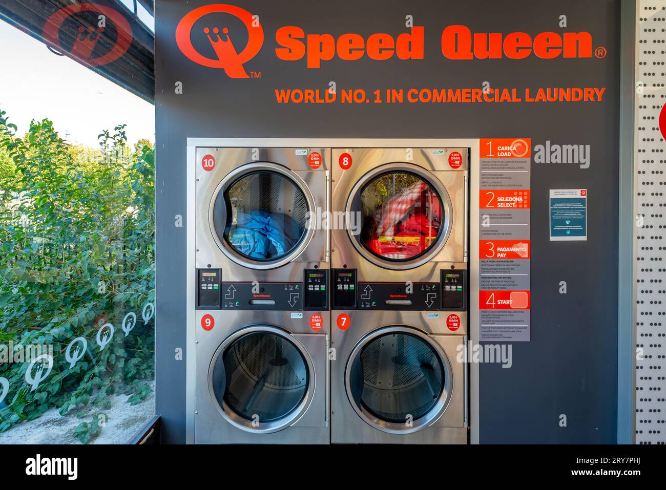 Italien - 26. September 2023: Blick auf die Trockner in der italienischen Selbstbedienungswäsche der globalen Kette Speed Queen Stockfoto