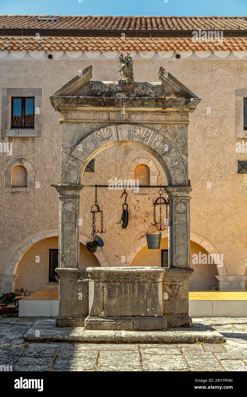 Der Kreuzgang, die Loggia aus dem 16. Jahrhundert und der mittelalterliche Platz mit dem monumentalen Brunnen im Heiligtum des Apostels San Matteo. Apulien Stockfoto