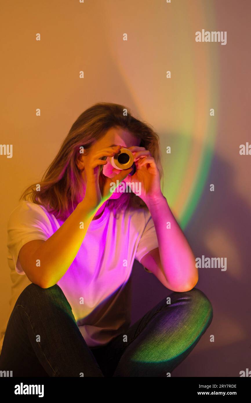 Mit VR-Brillen der Metaverse entkommen. Futuristische Smart Brillen. Metaverse entfesselt Kreativität mit Virtual-Reality-Brillen. Stockfoto