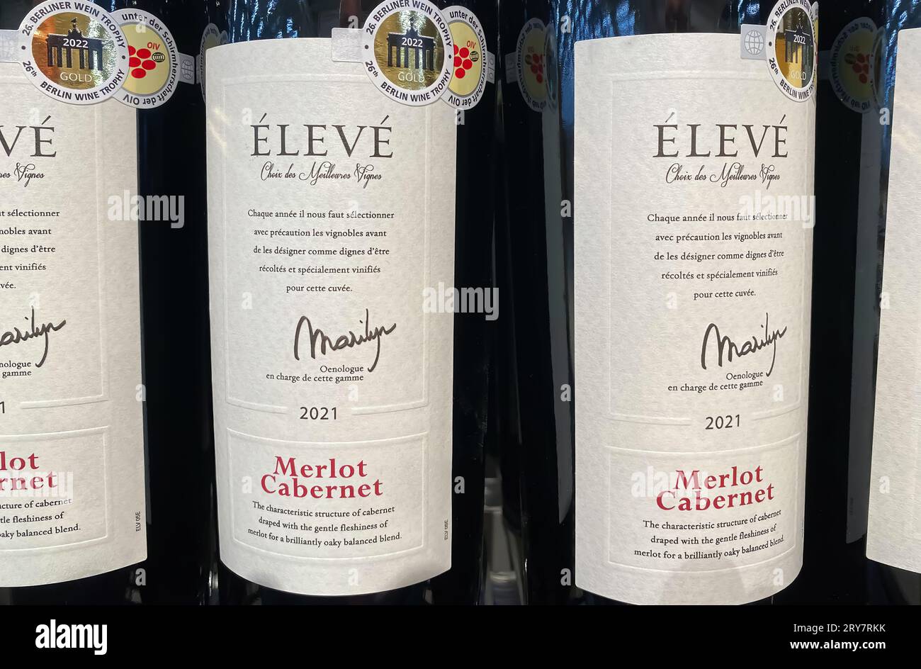 Viersen, Deutschland - 9. September 2023: Close-up von französischen Rotweinflaschen Eleve Merlot Cabernet Stockfoto