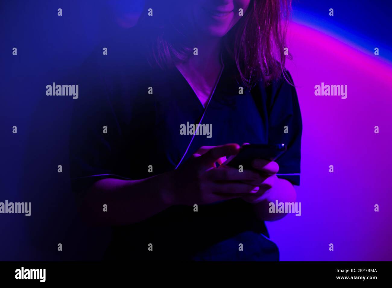 Verwendung eines Tablets zur digitalen Identitätsüberprüfung am Telefon. Schutzkonzept für die Anmeldung auf dem Smartphone. Stockfoto