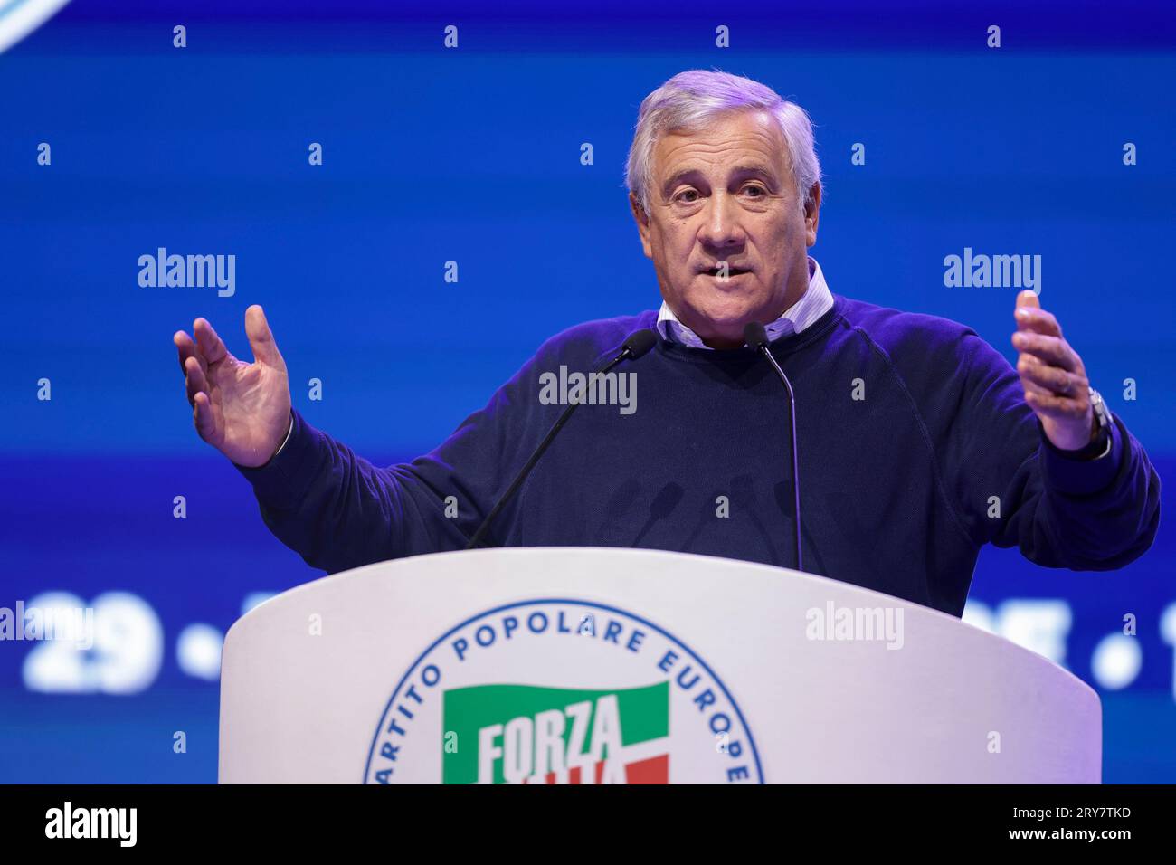 Antonio Tajani Minister für auswärtige Angelegenheiten und internationale Zusammenarbeit der Italienischen Republik gestikuliert während des Forza Italia Kongresses in Pestum am 29. September 2023. Stockfoto