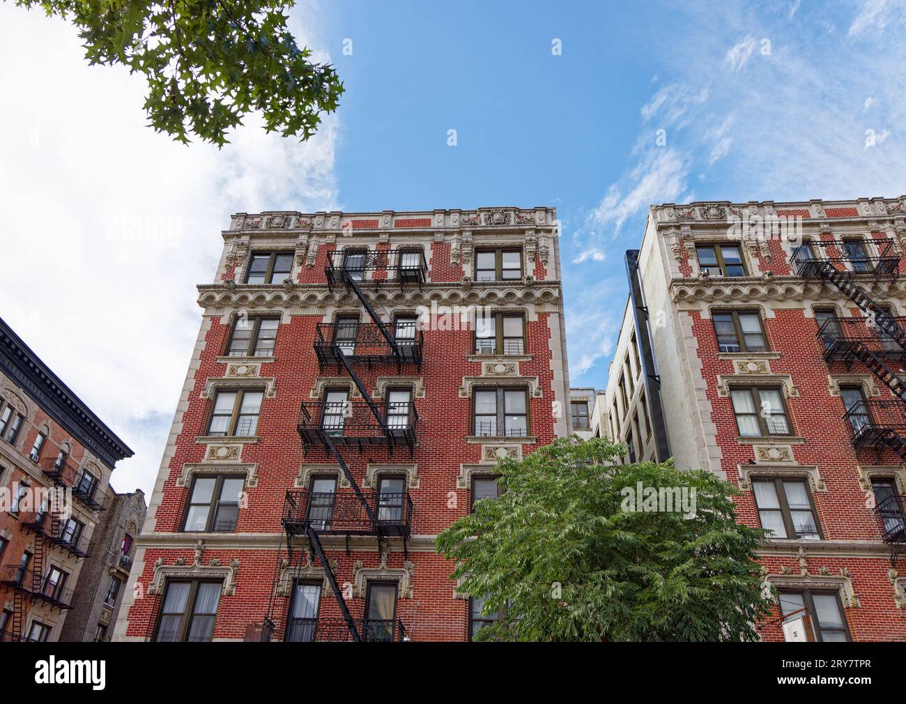 Die Garnet Hall, 601 West 141st Street in Hamilton Heights, Manhattan, ist ein markanter weißer Terrakotta gegen dunkelrote Ziegel, mit Geschäften am Broadway. Stockfoto