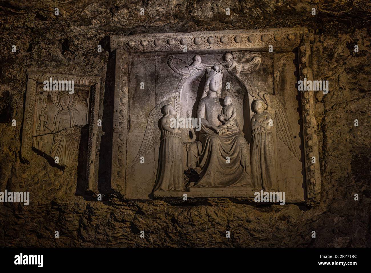 Reliefrelief der Madonna mit Kind und zwei Engeln, die den Schleier halten. Heiligtum von San Michele Arcangelo, Monte Sant'Angelo, Apulien, Italien, Europa Stockfoto
