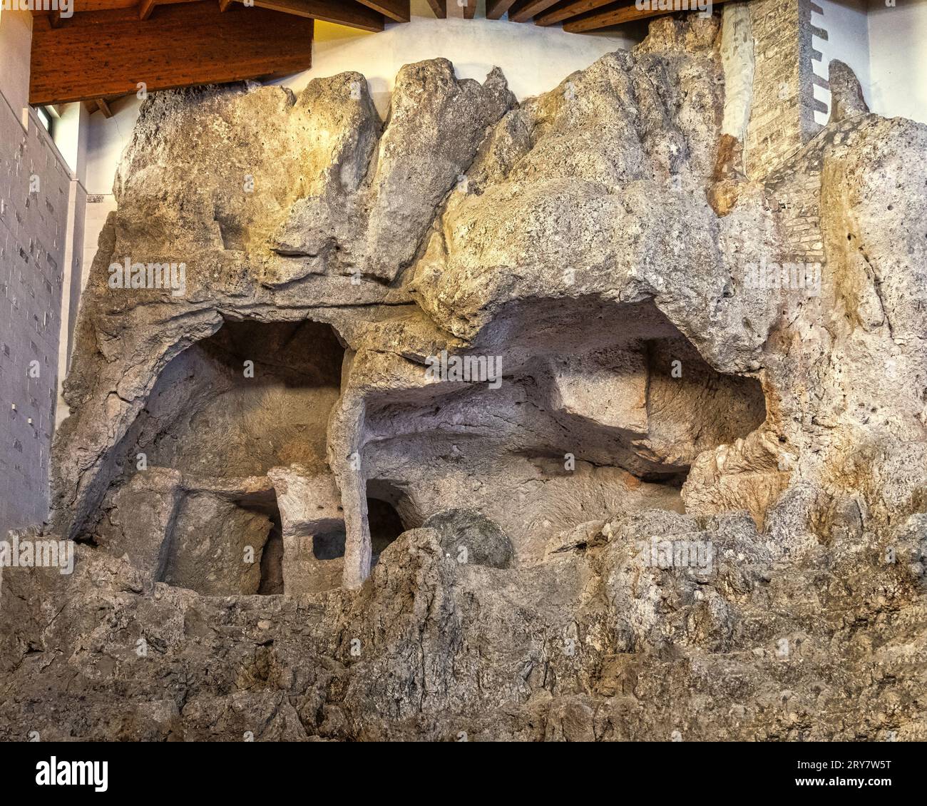 Höhlenkirche im Heiligtum von San Michele Arcangelo. Monte Sant'Angelo, Apulien, Italien Stockfoto