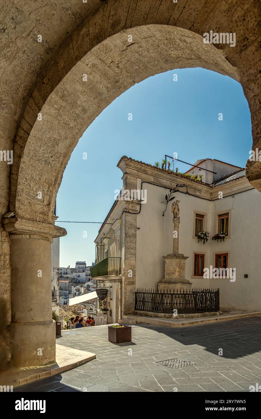 Das örtliche Steindenkmal für San Michele Arcangelo, das als Dank für die Abwehr der Pest von 1656 errichtet wurde. Monte Sant'Angelo, Provinz Foggia, Apulien, IT Stockfoto