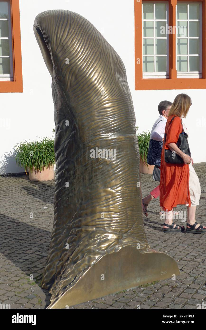 Ein übermannsgroßer Daumen als Bronzeskulptur des französischen Bildhauers CÃ sar Baldaccini 1921 - 1998 im Hof des Koblenzer Ludwig-Museen. Das 2, 40 Meter hohe Kunstwerk trägt den Titel Le Pouce - der Daumen. Die Vorlage dazu war der echte Daumen des Künstlers. Der Bildhauer schuf verschiedene Versionen in verschiedenen Größen, die unter anderem in Seoul und Paris stehen. Das Werk soll auch Assoziationen an die Daumen-Geste des römischen Feldherrn Gaius Julius Caesar wecken, so der Bildhauer, der zur Künstlerbewegung Nouveau RÃ alisme zählte. *** Ein übermenschengroßer Daumen als Bronzeskulptur Stockfoto