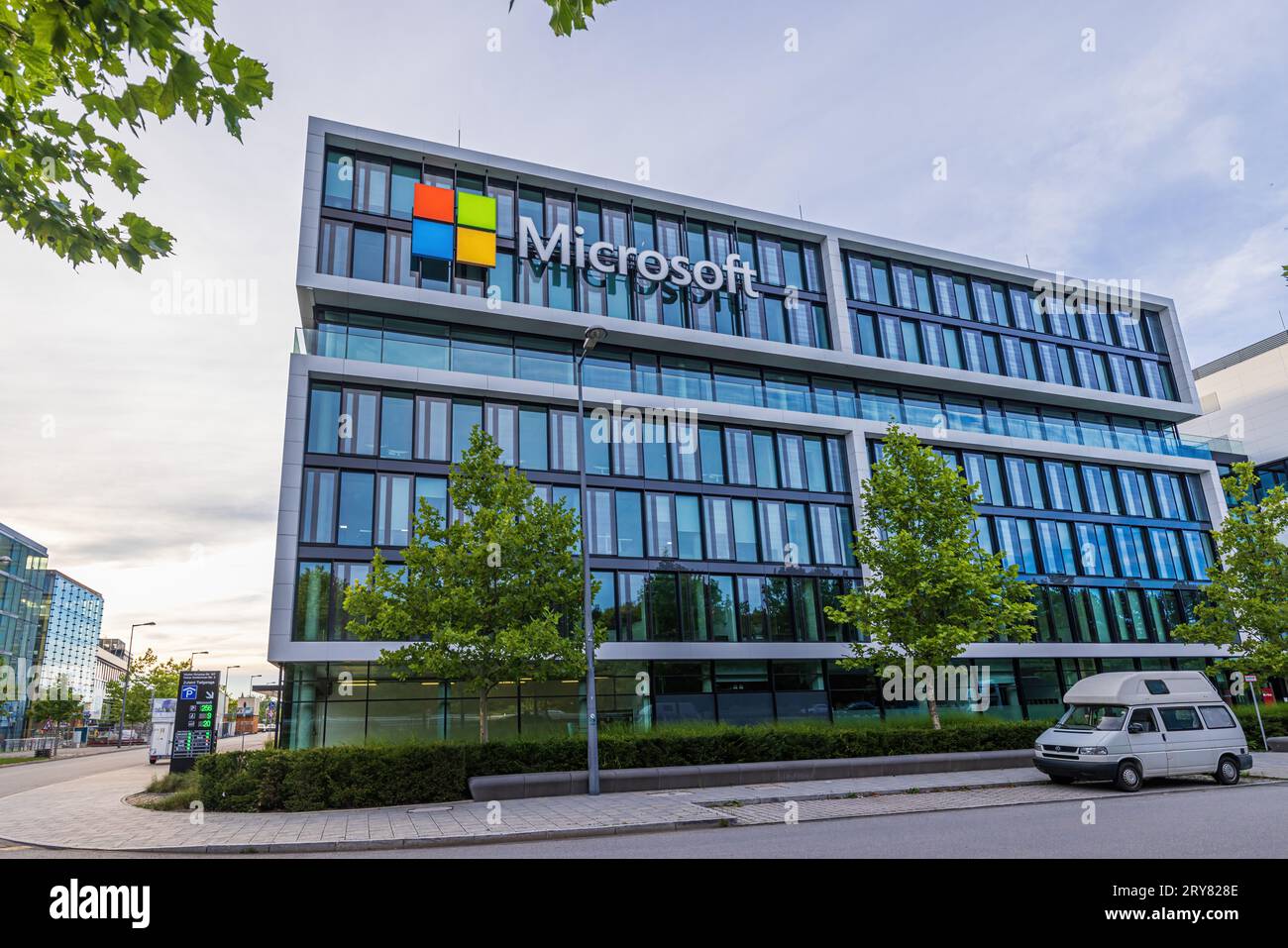 MÜNCHEN, DEUTSCHLAND – 16. Oktober 2020: Microsoft-Logo im Firmengebäude in München Stockfoto