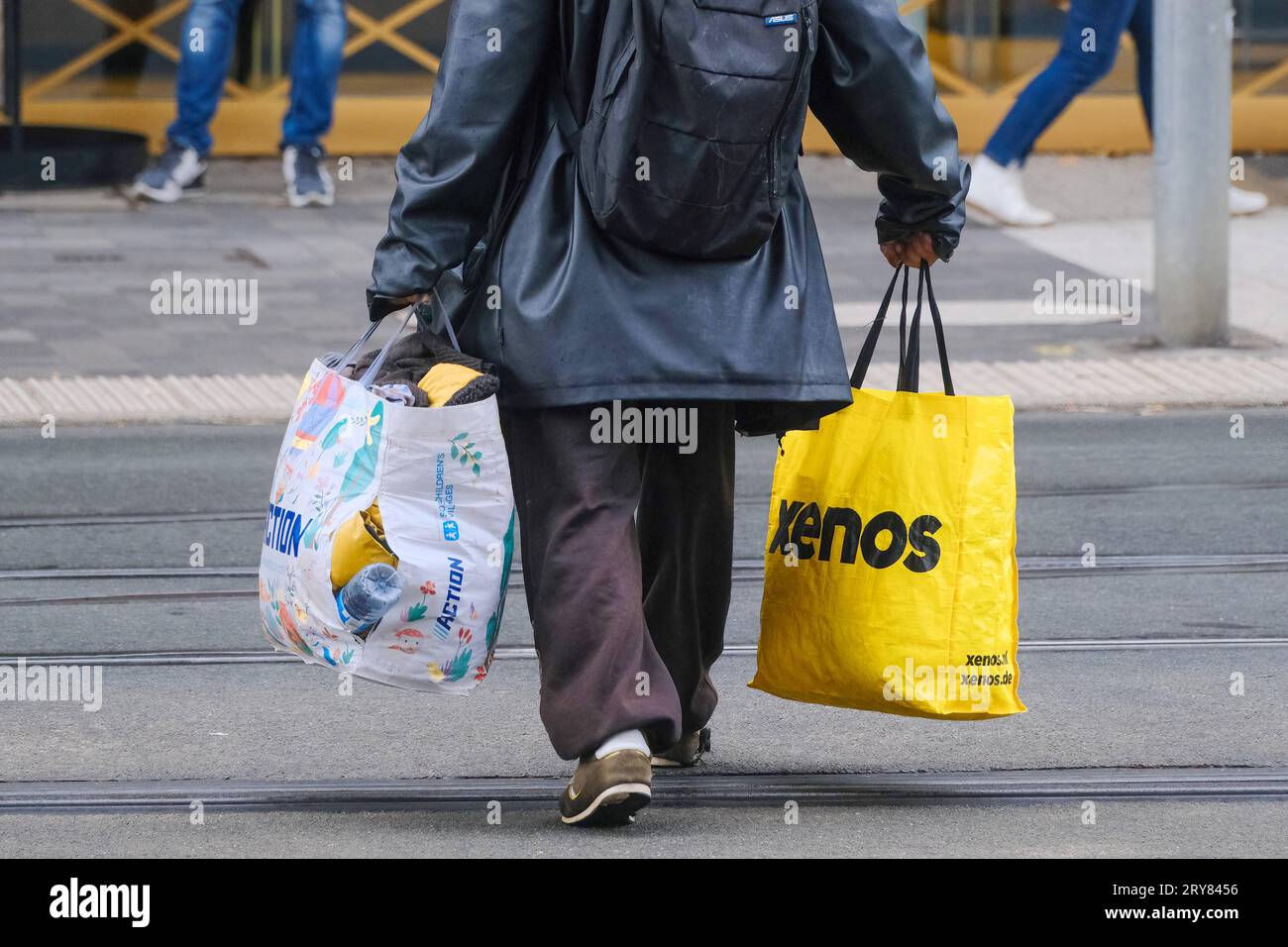 Düsseldorf 29.09.2023 Einkaufen Einkauftaschen Plastiktaschen Konsumflaute Inflation Bürgergeld Grundsicherung Action Xenos Unternehmen Niederlande Holland Düsseldorf Nordrhein-Westfalen Deutschland *** Düsseldorf 29 09 2023 Shopping Einkaufstaschen Plastiktüten Konsum Sackheit Inflation Bürgergeld Grundsicherung xenos Unternehmen Niederlande Holland Düsseldorf Nordrhein-Westfalen Deutschland Credit: Imago/Alamy Live News Stockfoto